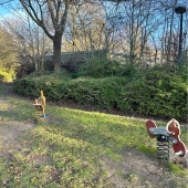 Bild vom Spielplatz anzeigen.