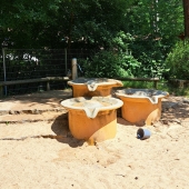 Bild vom Spielplatz anzeigen.