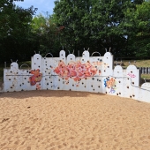 Bild vom Spielplatz anzeigen.