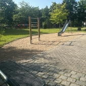 Bild vom Spielplatz anzeigen.