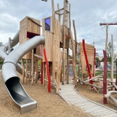 Bild vom Spielplatz anzeigen.