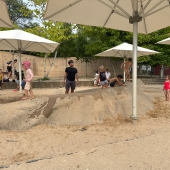 Bild vom Spielplatz anzeigen.