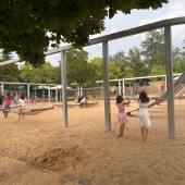 Bild vom Spielplatz anzeigen.