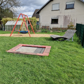 Bild vom Spielplatz anzeigen.