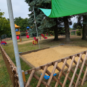 Bild vom Spielplatz anzeigen.